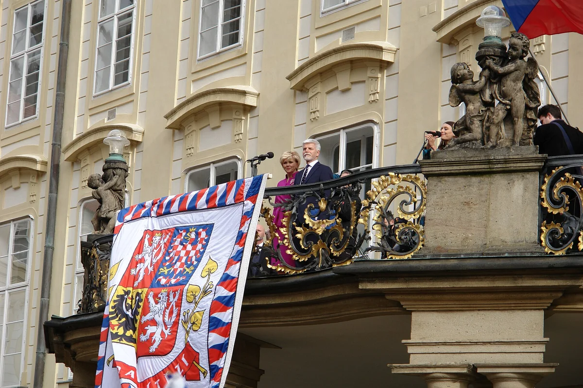 Prezident Petr Pavel při inauguraci na balkóně s českým státním znakem