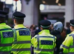 Britská policie Metropolitan Police v žlutých vestách na hlídce v Londýně