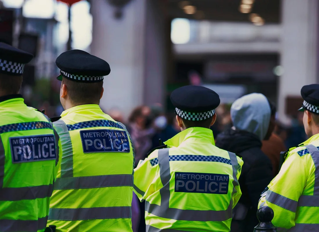 Britská policie Metropolitan Police v žlutých vestách na hlídce v Londýně