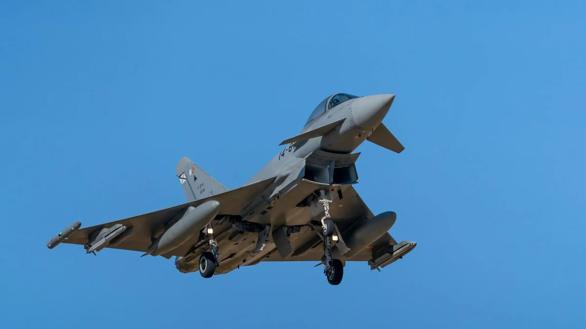 NATO stíhačka Eurofighter Typhoon ve vzduchu pro obranu vzdušného prostoru