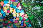 Barevná umělecká instalace v zahradě během festivalu Kladenské dvorky