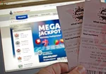 Výherní loterní tikety EuroMillions v ruce před obrazovkou s jackpotem