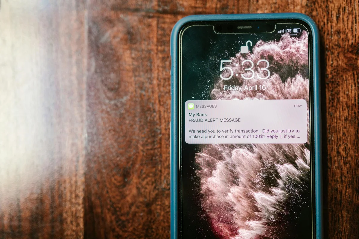 Podvodná SMS zpráva zobrazená na smartphonu jako příklad smishingu