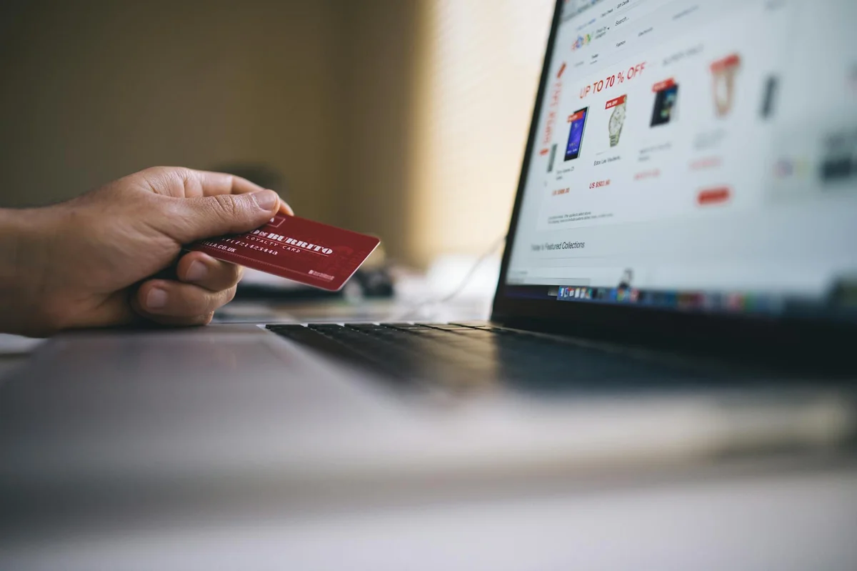 Platba kreditní kartou v e-shopu — jak poznat podvodný e-shop a bezpečně nakupovat online