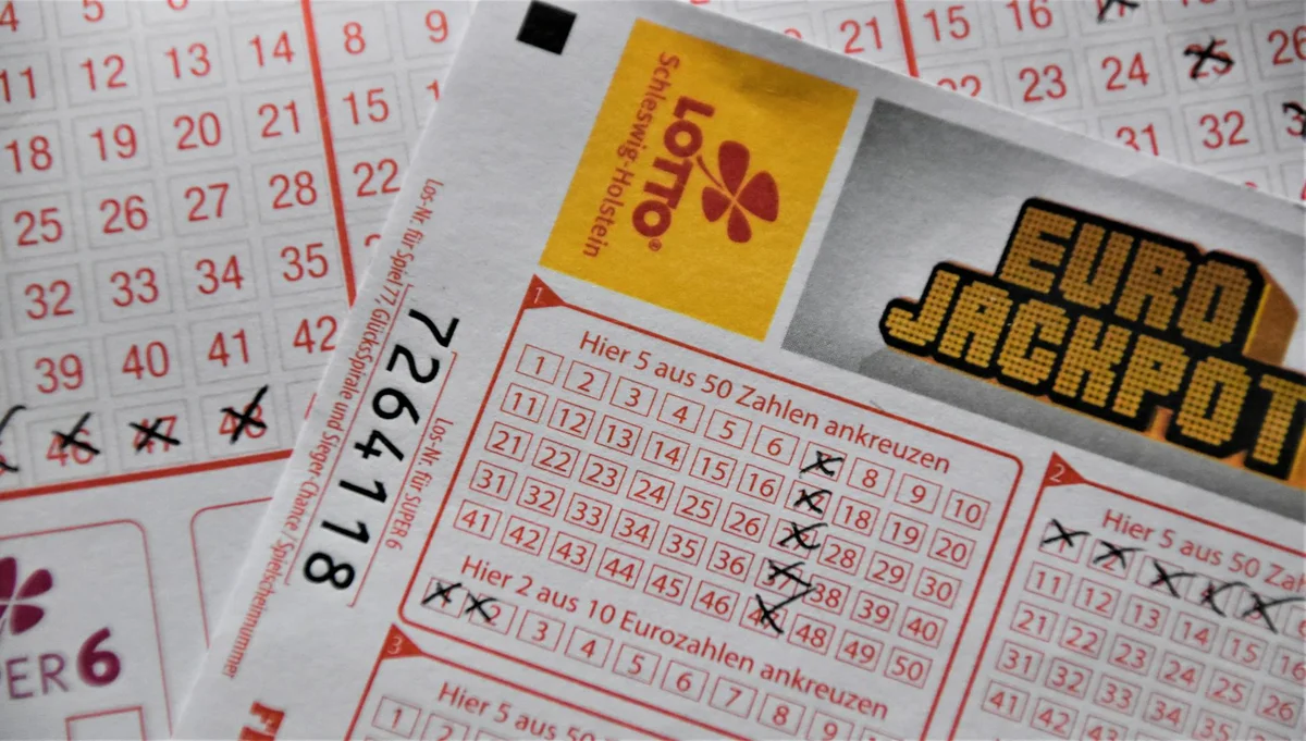 EuroJackpot tiket s vyplněnými čísly — daň z loterijní výhry