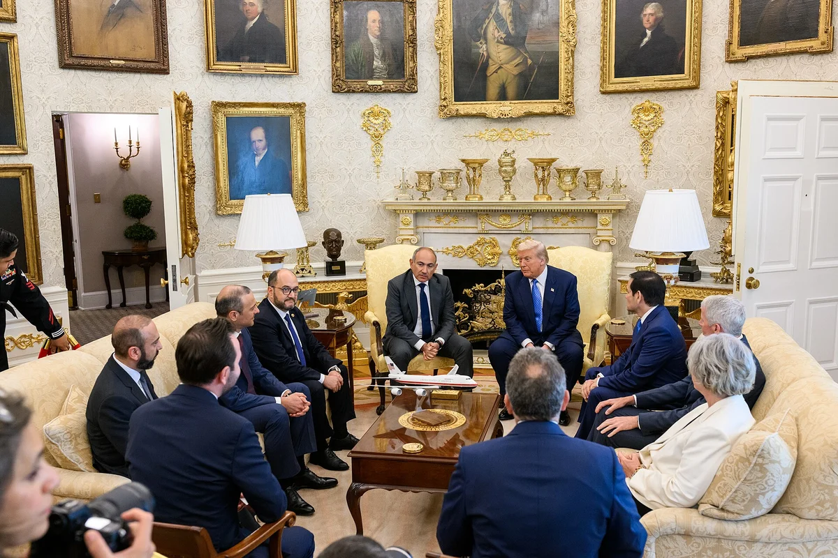 Arménský premiér Nikol Pašinján při podpisu strategického partnerství USA–Arménie