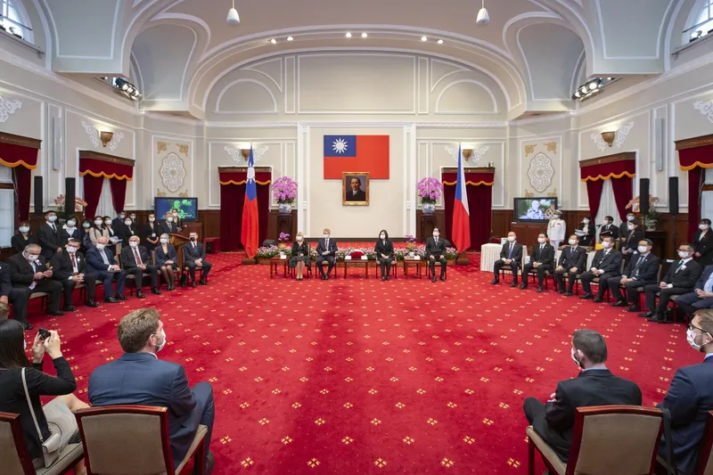 Czech and Taiwanese representatives formal diplomatic meeting at Presidential Palace
