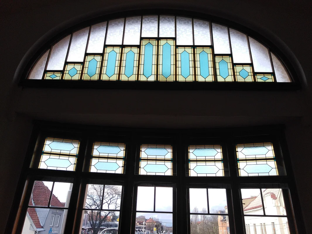 Jugendstil vitrážové okno Okresní dům Kladno Středočeská vědecká knihovna