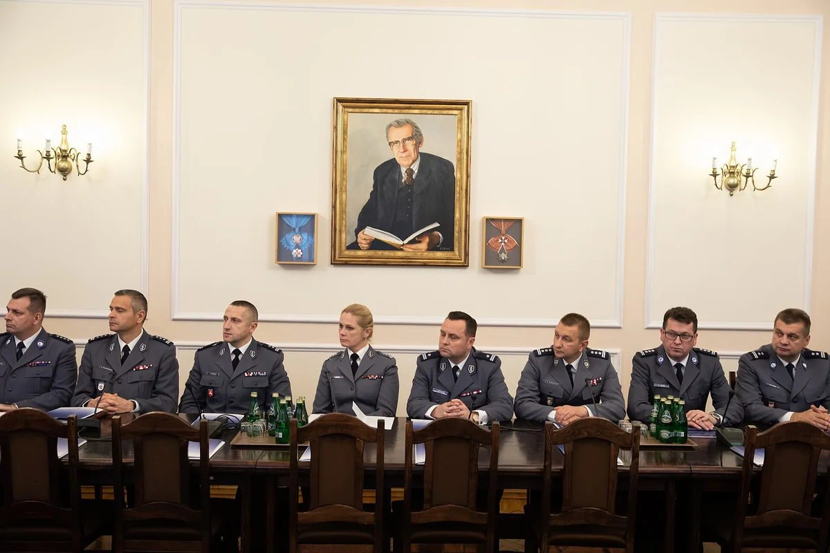 Polscy policjanci w mundurach na konferencji dotyczącej wynagrodzeń i warunków służby