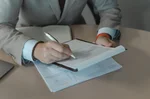 Podnikateľ podpisuje zmluvu so výpovednou dobou a odstupným