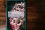 Smartfón so suspektnou SMS správou ako príklad smishingu