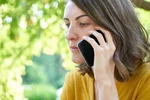 žena so smartfónom počúva podozrivý telefonát podvod vishing