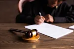 soudní kladívko symbolizující proces exekuce a vymáhání dluhů