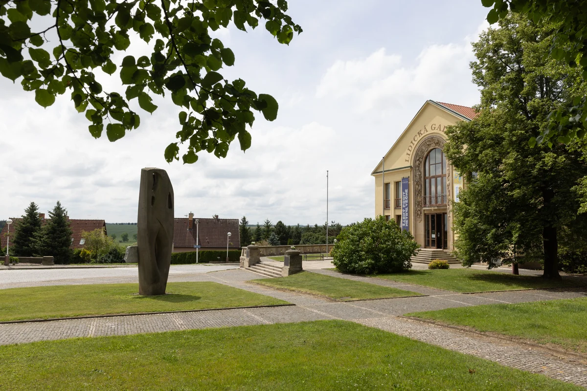 Lidická galerie Lidice building exterior sculpture garden
