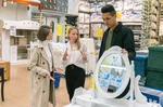 klienci składający reklamację wadliwego towaru w sklepie meblowym