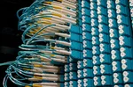 Optická síť datového centra s hustě zapojenými optickými kabely