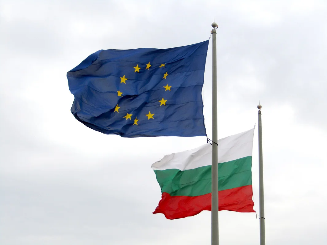 Знамена на ЕС и България символизират удостоверение А1 за командировани работници от НАП