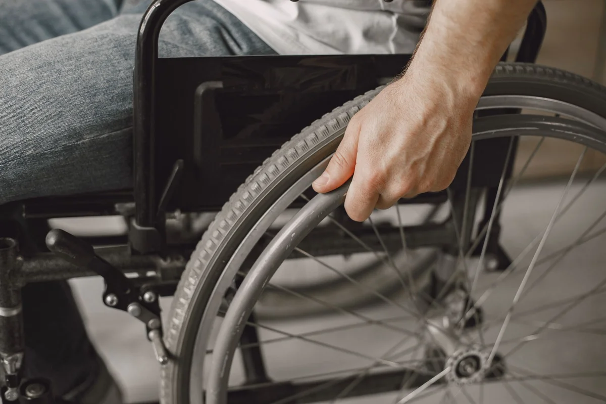 Osoba na wózku inwalidzkim - świadczenie wspierające dla osób z niepełnosprawnością