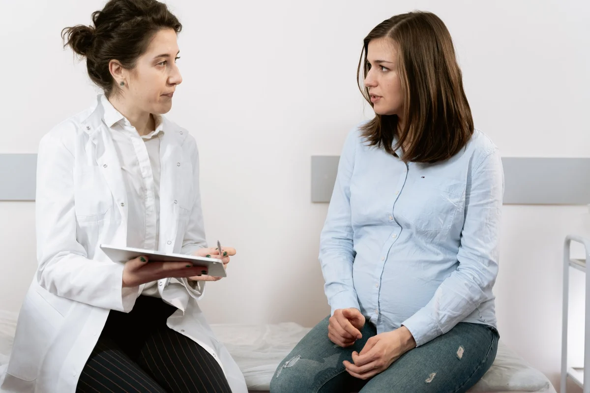 Consultație medicală pentru concediu de risc maternal în timpul sarcinii