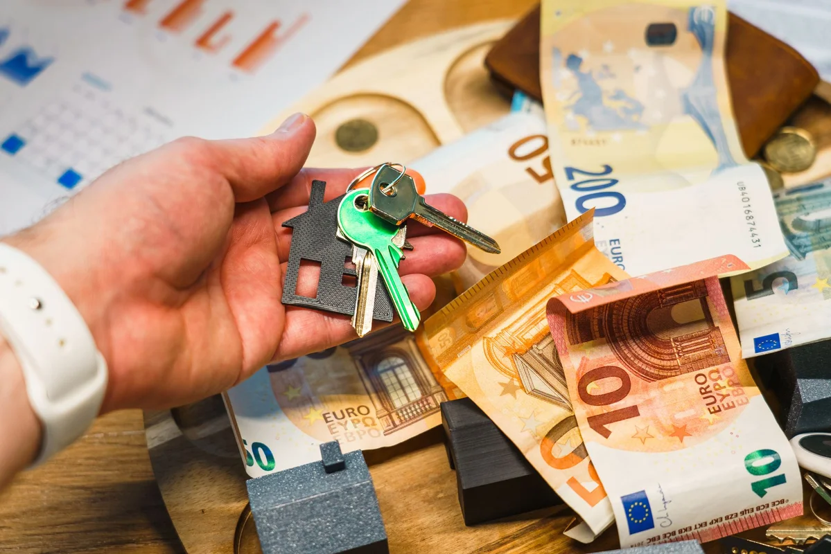 Varščina za najem stanovanja: ključi in evro bankovci na mizi