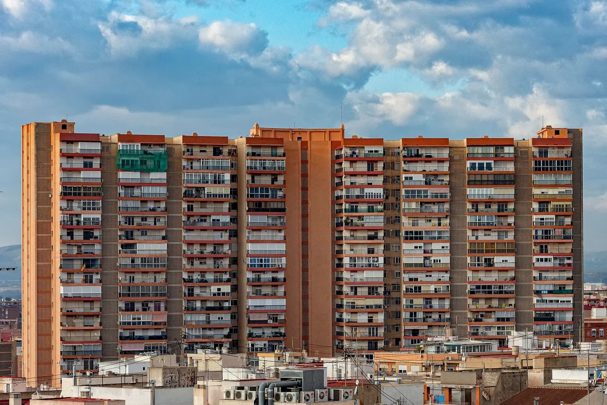 Bloque de pisos en España, imagen ilustrativa de desahucio de okupas