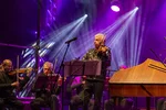 Jaroslav Svěcený hraje na housle s orchestrem při koncertě