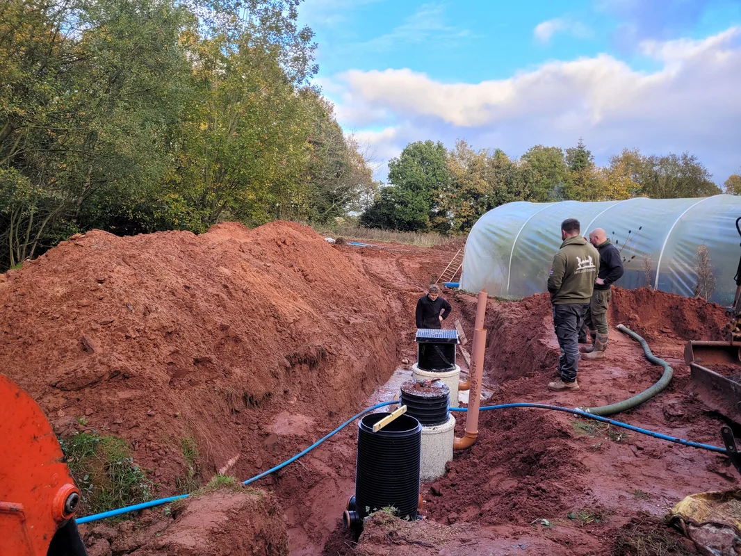 Montaż przydomowej oczyszczalni ścieków przez ekipę instalacyjną