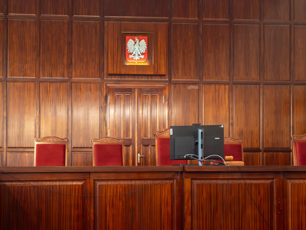 Polska sala sądowa z godłem — miejsce rozprawy w sprawie o eksmisję