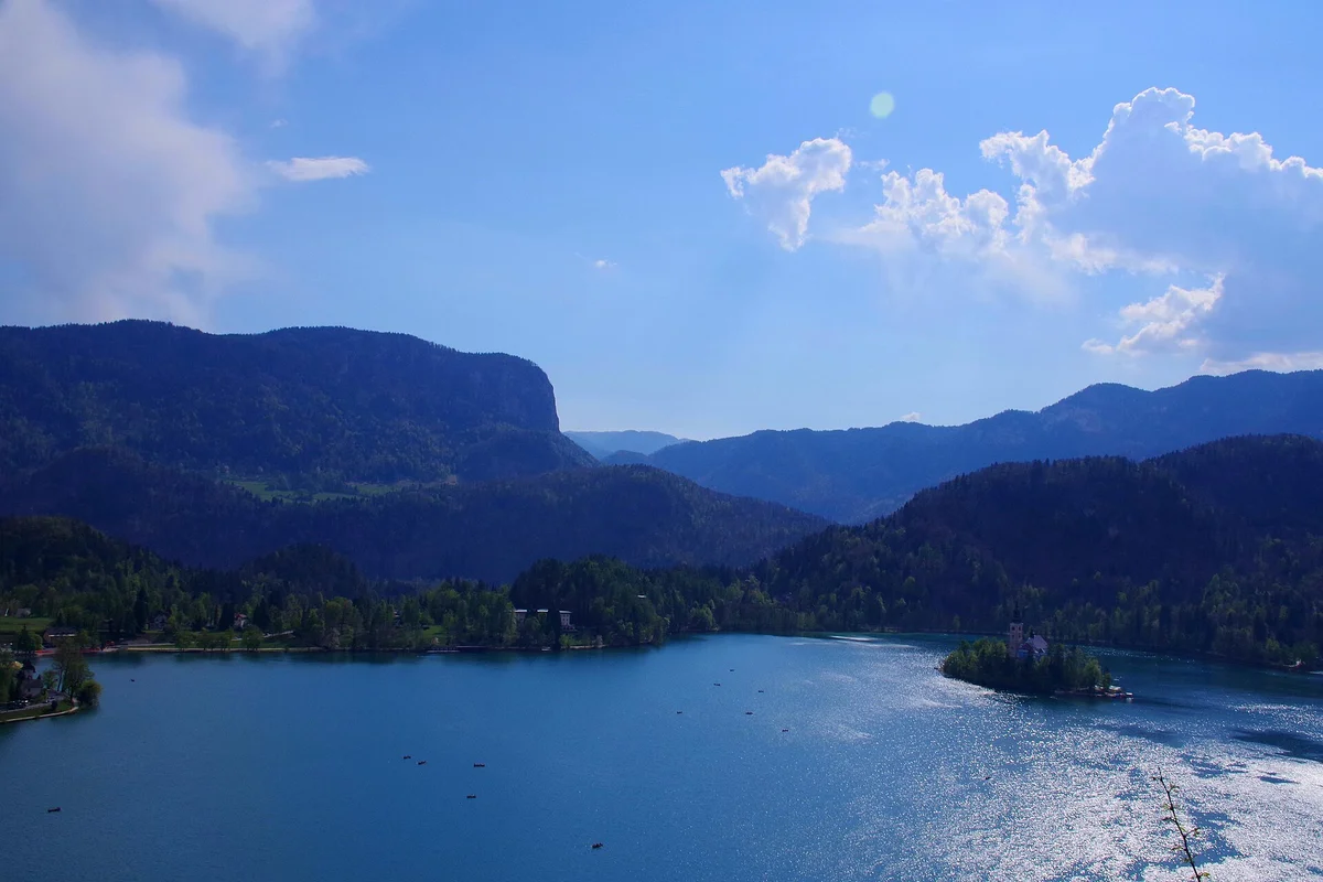Blejsko jezero, priljubljena destinacija, kjer velja turistična taksa v Sloveniji