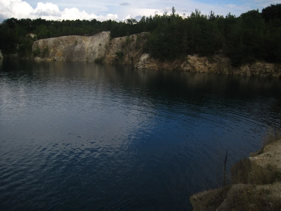 Přírodní park Mašovický lom – kamenolomové jezero u Znojma