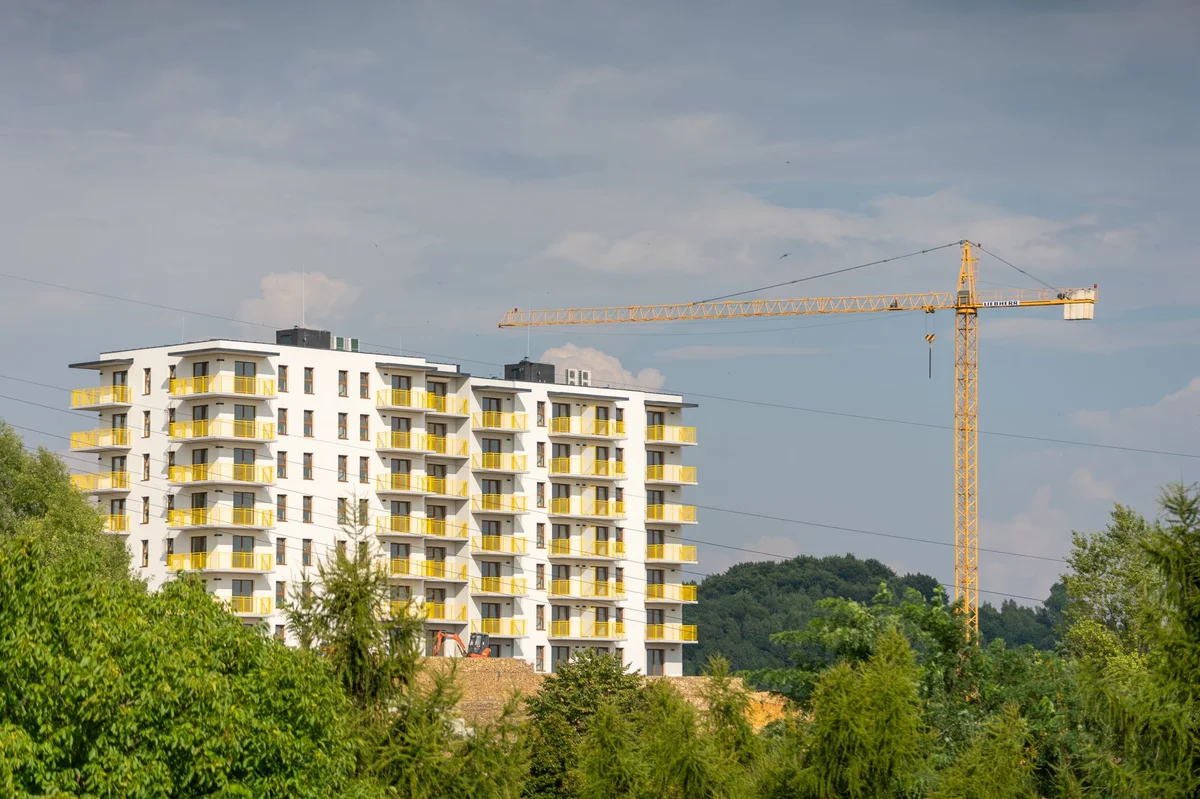 Stambena zgrada u izgradnji sa kranom, kupovina stana u izgradnji