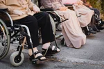 Seniorzy na wózkach inwalidzkich - zasiłek pielęgnacyjny i wsparcie w chorobie Parkinsona