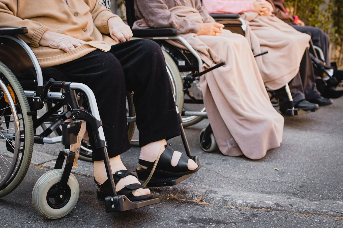 Seniorzy na wózkach inwalidzkich - zasiłek pielęgnacyjny i wsparcie w chorobie Parkinsona