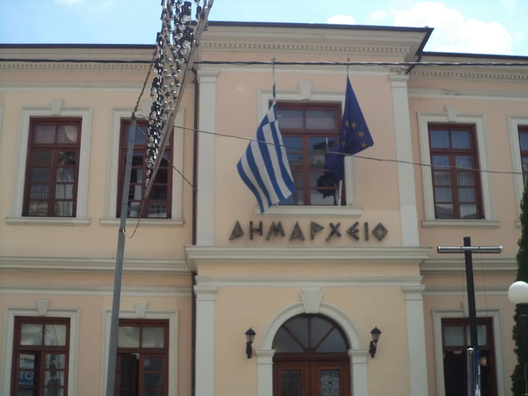 Δημαρχείο με ελληνική σημαία, έκδοση πιστοποιητικού οικογενειακής κατάστασης