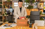 trabajador recogiendo sus cosas tras recibir indemnización por despido