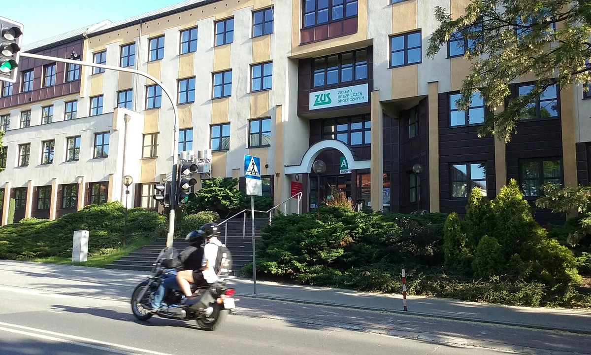 Budynek ZUS wypłacający świadczenie wspierające osobom z niepełnosprawnościami w Polsce